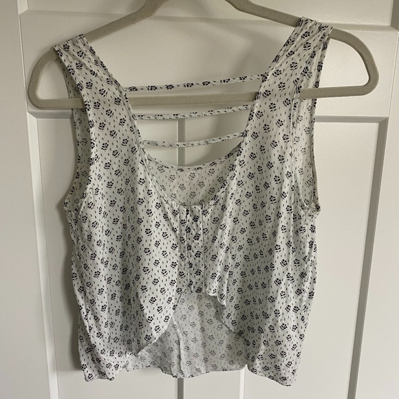 Flowy top with fun back, shows minimal mid drift - Picture 4 of 5